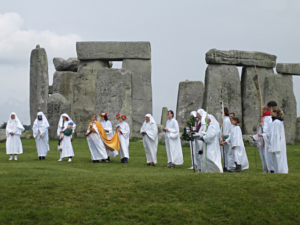 tanahoy.com Druids_celebrating_at_Stonehenge